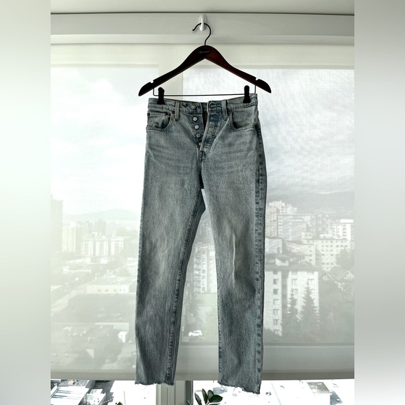 Light-wash Levi’s 501 skinny jeans with raw hem - Picture 10 of 10